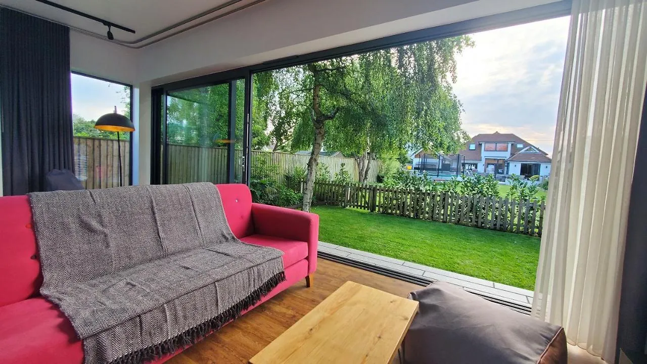 The Cedarwoods - Luxury For Up To 5 And Your Woof! Christchurch