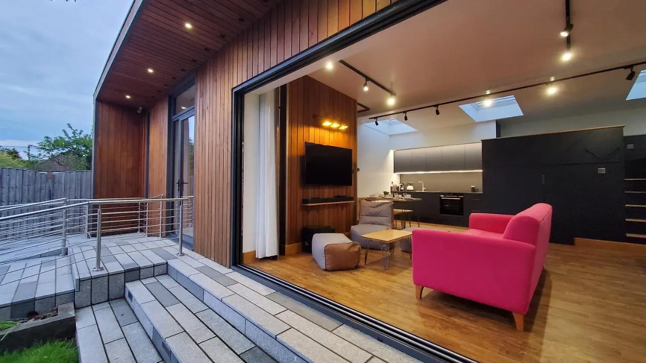 Apartment The Cedarwoods - Luxury For Up To 5 And Your Woof! Christchurch