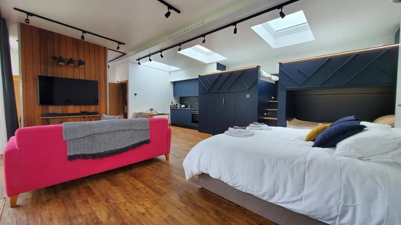 The Cedarwoods - Luxury For Up To 5 And Your Woof! Christchurch  Apartment